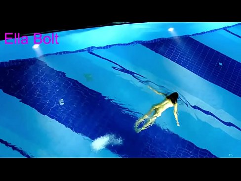 ❤️ Non podo deixar de mirar, unha moza loira que é sorprendida nadando espida na piscina do resort ELLA BOLT ️ Porno a nós gl.com-porn-zog.ru ﹏
